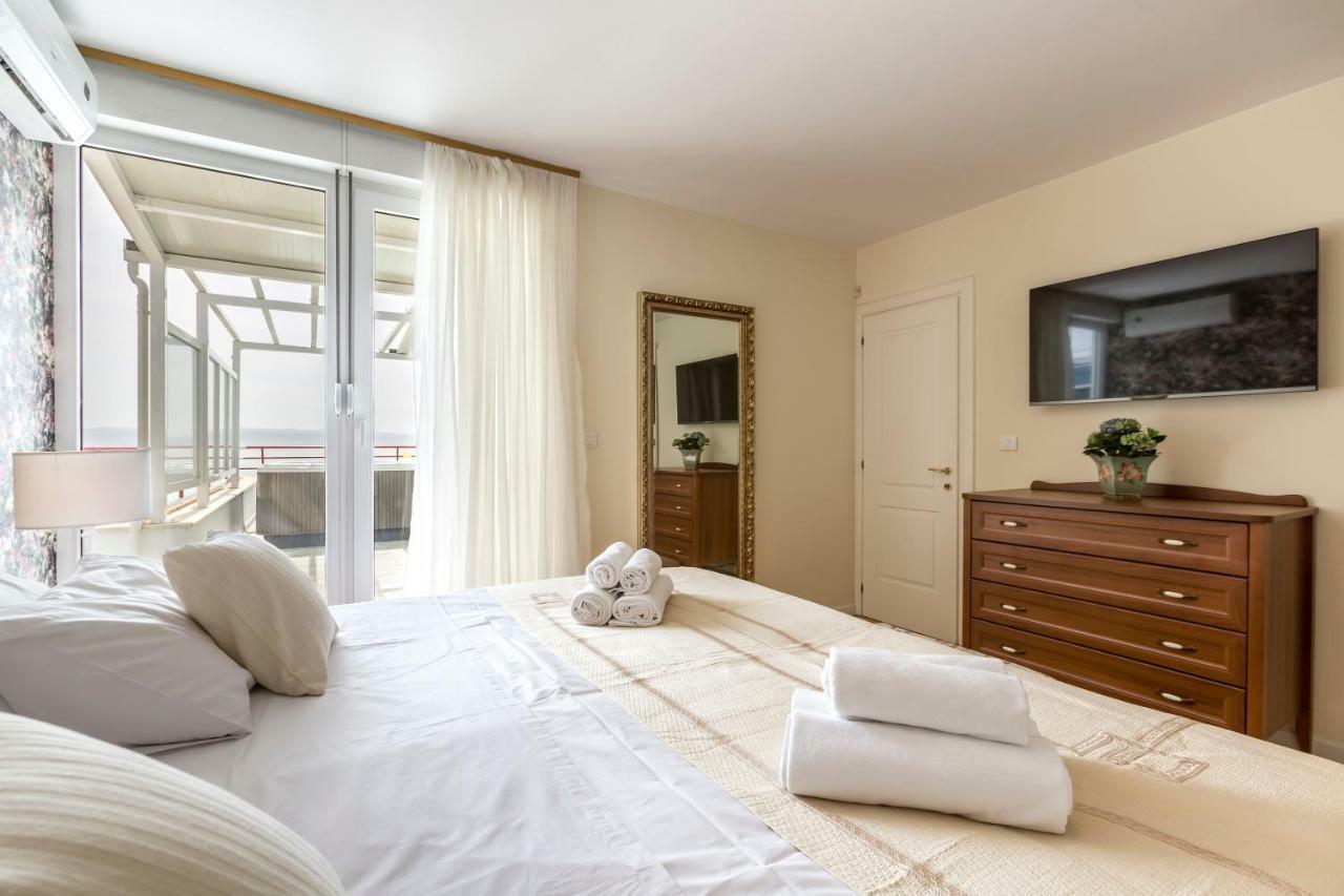 Seaside Penthouse With Hot Tub Sky Living Leilighet Split Eksteriør bilde